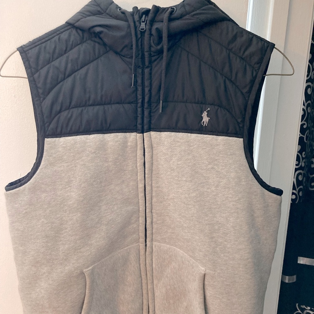Polo Ralph Lauren vest with a hood. Size : Medium Black and Gray.